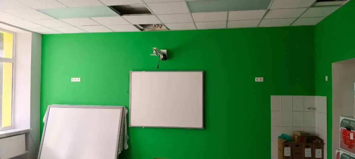 Учебное помещение с белой доской и оборудованием, подготовка к обсуждению документов для медицинских закупок Учебное помещение с белой доской и оборудованием, подготовка к обсуждению документов для медицинских закупок